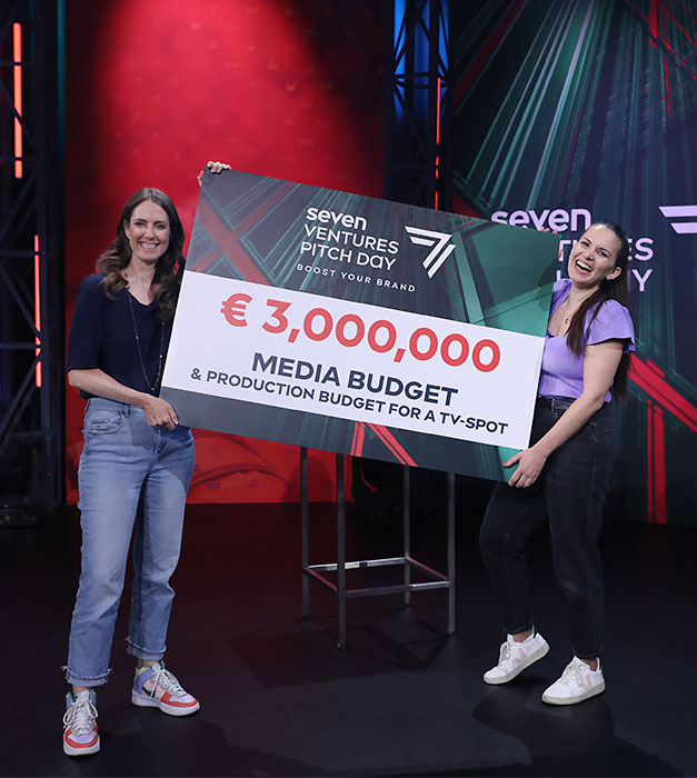 SevenVentures Pitch Day und 4GAMECHANGERS: the winners from Bears with Benefits holding the prize (Photo)